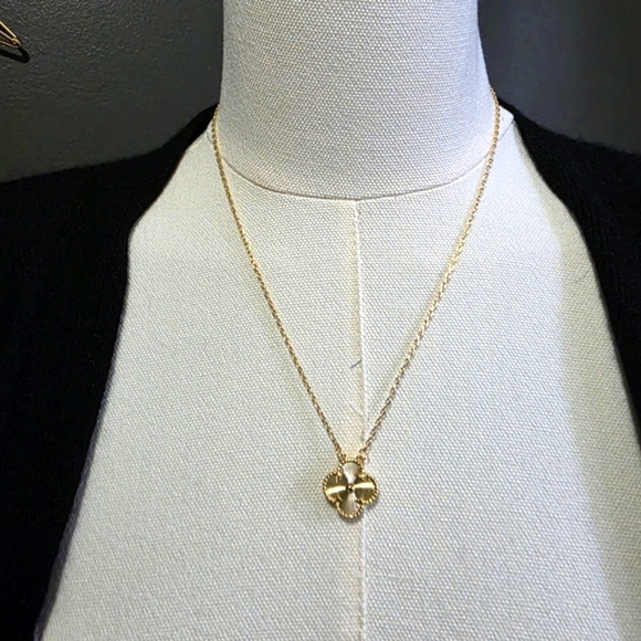 18K Gold Plated Elegant Lucky Clover Pendant Necklace - Picture 2 of 6